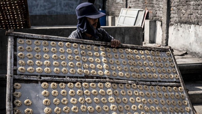 Dari Kerupuk hingga Industri Rumahan, KUR Perkuat Napas UMKM Indonesia Pekerja menjemur kerupuk di industri rumahan kerupuk Fajar di Lamper Tengah, Semarang, Jawa Tengah, Rabu (17/6/2026). Kementerian Keuangan (Kemenkeu) mencatat realisasi penyaluran Kredit Usaha Rakyat (KUR) hingga 8 Juni mencapai Rp124,7 triliun alias 44,7 persen dari sasaran penyaluran tahun ini sebesar Rp279 triliun dan telah menjangkau 1,98 juta debitur nan mencerminkan berlanjutnya upaya pemerintah dalam memperkuat akses pembiayaan bagi pelaku upaya mikro, kecil, dan menengah (UMKM) guna mendorong pertumbuhan ekonomi nasional. ANTARA FOTO/Aprillio Akbar