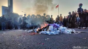 Aksi Bakar Poster dan Sampah Warnai Demo Depan Grahadi