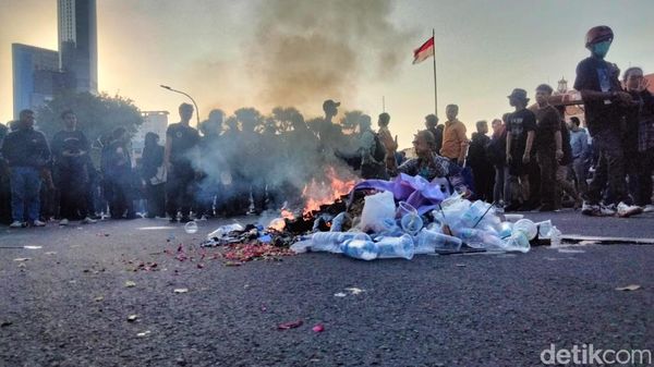 Aksi Bakar Poster dan Sampah Warnai Demo Depan Grahadi
