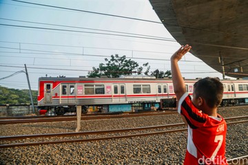 Demi Konten Kereta, Anak-anak Bermain di Rel