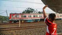 Demi Konten Kereta, Anak-anak Bermain di Rel