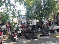 Jalan Hertasning Depan DPRD Makassar Ditutup Imbas Demo, Lalin Macet Parah