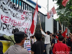 Mahasiswa Geruduk Kantor DPRD Medan, Tuntut Pemerintah Evaluasi MBG-SR