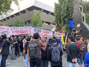 Massa Mahasiswa Semarang Demo di Halaman Kantor Gubernur Jateng