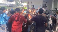 Demo Depan Kantor DPRD Makassar Ricuh, Pendemo Ngaku Dipukul Oknum Satpol PP