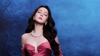 Gaya 'Ratu Karpet Merah' Dilraba Setelah Absen 605 Hari, Seksi Bergaun Merah