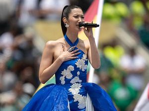 7 Gaya EJAE Pakai Sneakers di Opening Piala Dunia 2026, Alasannya Bikin Salut