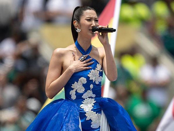 7 Gaya EJAE Pakai Sneakers di Opening Piala Dunia 2026, Alasannya Bikin Salut