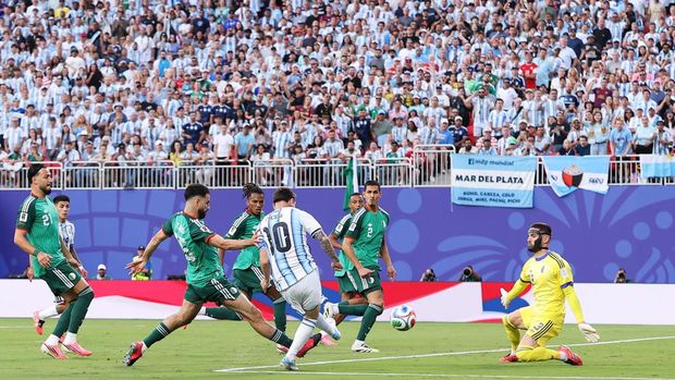 KANSAS CITY, MISSOURI - JUNE 16: Lionel Messi #10 of Argentina scores a goal later disallowed due to offside during the FIFA World Cup 2026 Group J match between Argentina and Algeria at Kansas City Stadium on June 16, 2026 in Kansas City, Missouri.   Charlotte Wilson/Getty Images/AFP (Photo by Charlotte Wilson / GETTY IMAGES NORTH AMERICA / Getty Images via AFP)