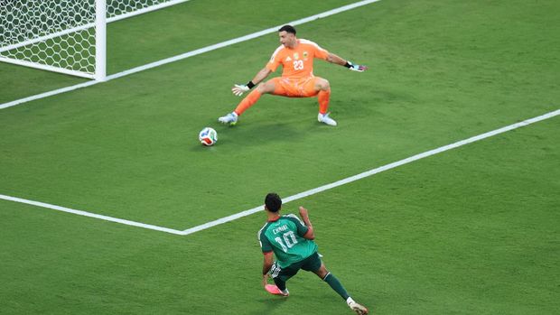 KANSAS CITY, MISSOURI - JUNE 16: Fares Chaibi #10 of Algeria scores a goal later disallowed due to offside during the FIFA World Cup 2026 Group J match between Argentina and Algeria at Kansas City Stadium on June 16, 2026 in Kansas City, Missouri.   Francois Nel/Getty Images/AFP (Photo by Francois Nel / GETTY IMAGES NORTH AMERICA / Getty Images via AFP)