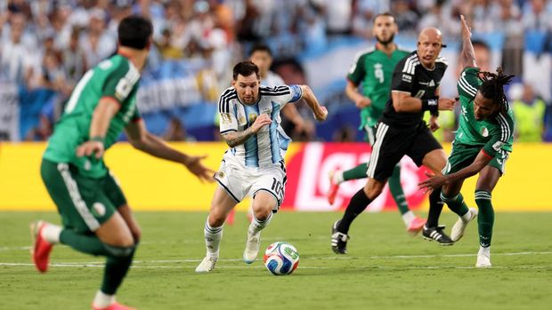 KANSAS CITY, MISSOURI - JUNE 16: Lionel Messi #10 of Argentina runs with the ball during the FIFA World Cup 2026 Group J match between Argentina and Algeria at Kansas City Stadium on June 16, 2026 in Kansas City, Missouri.   Charlotte Wilson/Getty Images/AFP (Photo by Charlotte Wilson / GETTY IMAGES NORTH AMERICA / Getty Images via AFP)