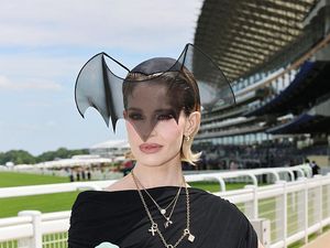 Foto: Gaya Kelly Osbourne Kenang Ayah dengan Aksesori Kelelawar di Royal Ascot