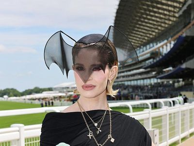 Foto: Gaya Kelly Osbourne Kenang Ayah dengan Aksesori Kelelawar di Royal Ascot