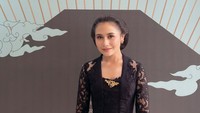 Gaya Prilly-Raline Shah Berkebaya Hadiri Malam 1 Suro Pura Mangkunegaran