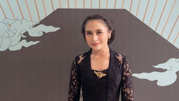 Gaya Prilly-Raline Shah Berkebaya Hadiri Malam 1 Suro Pura Mangkunegaran