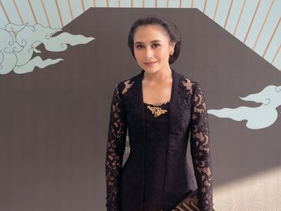 Gaya Prilly-Raline Shah Berkebaya Hadiri Malam 1 Suro Pura Mangkunegaran
