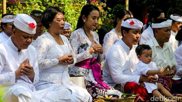 Hari Kemenangan Dharma, Umat Hindu Gelar Ibadah Galungan dengan Penuh Hikmat di Depok