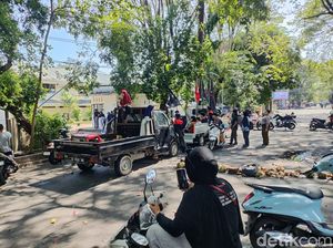Sudah 7 Jam Jalan Hertasning Depan Kantor DPRD Makassar Diblokade Pendemo