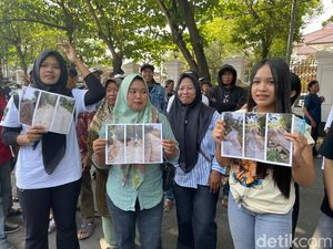 Warga Tompegunung Pati Geruduk Kantor Bupati Protes Jalan Rusak Puluhan Tahun