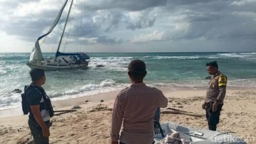 Yacht Berbendera Australia Terdampar Tanpa Awak di Pantai NTT, Polisi Selidiki