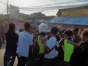 Karnaval Sound Horeg di Pati Ricuh hingga Saling Lempar, Polisi Kena Timpuk