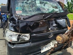 4 Mobil Tabrakan Beruntun di Tol JORR, Kendaraan Rusak Parah