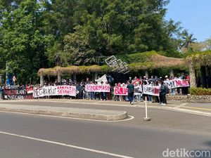 Spanduk Reformasi hingga Kami Muak Warnai Aksi Demo Mahasiswa ITB