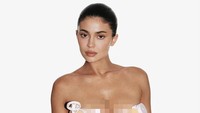 Gaya Unik Kylie Jenner Promosi Makeup, Pakai Gaun Seksi dari Puluhan Bedak