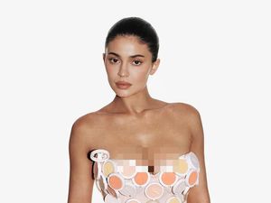 Gaya Unik Kylie Jenner Promosi Makeup, Pakai Gaun Seksi dari Puluhan Bedak