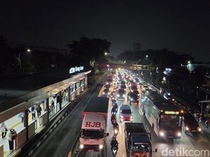 Mahasiswa Demo di Depan Kampus UKI Jaktim Bubar, Lalin Masih Padat