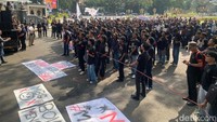 Massa Demo Padati Depan Gedung DPRD Malang
