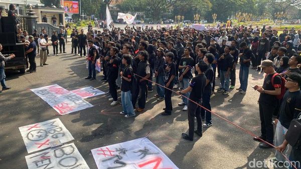 Aksi Unjuk Rasa Depan Kantor DPRD Kota Malang