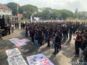 Aksi Unjuk Rasa Depan Kantor DPRD Kota Malang