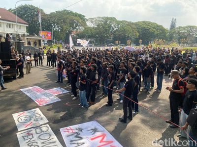 Aksi Unjuk Rasa Depan Kantor DPRD Kota Malang