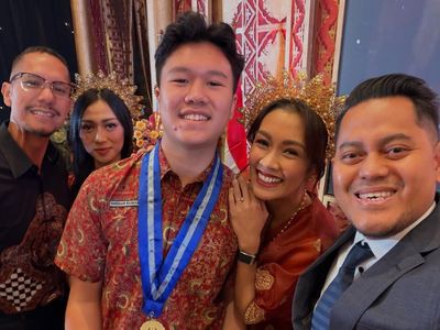 Potret Adem Melanie Putria-Angga Puradiredja Kompak Hadiri Kelulusan Anak
