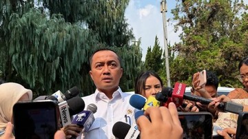 Mensesneg Sebut Prabowo Ikut Kebijakan Jumat WFH: H-nya Bisa Diganti Hambalang