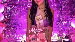 Momen Neona Ayu Dapat Kue Ultah Merah Muda Spesial Sweet 17!