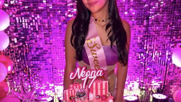 Momen Neona Ayu Dapat Kue Ultah Merah Muda Spesial Sweet 17!