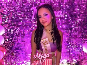 Momen Neona Ayu Dapat Kue Ultah Merah Muda Spesial Sweet 17!
