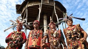 Atraksi di Bengkayang, Memanjat Bambu dengan Kepala di Bawah