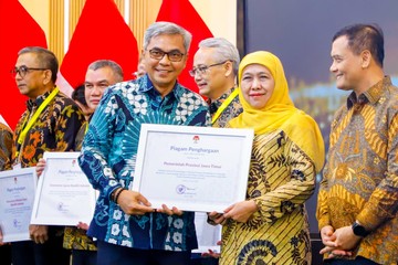 Pemprov Jatim Terima Penghargaan dari KPK, Khofifah: Hasil Kerja Seluruh ASN