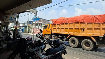 Warga Kramatwatu Serang Keluhkan Truk Pasir Langgar Jam Operasional