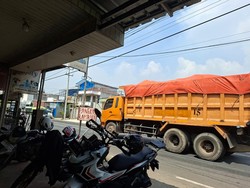 Warga Kramatwatu Serang Keluhkan Truk Pasir Langgar Jam Operasional
