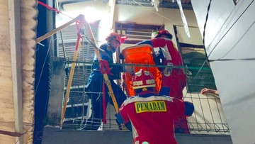 Damkar Evakuasi Jenazah Berbobot 120 Kg dari Rumah Lantai 2 di Jaktim