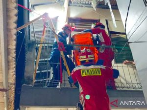 Damkar Evakuasi Jenazah Berbobot 120 Kg dari Rumah Lantai 2 di Jaktim