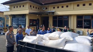Polda Sumsel Kawal Distribusi 2 Ton Jagung Hasil Panen Kelompok Tani ke Bulog
