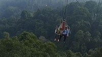 Waduh! Viral Wahana Keranjang Sultan Tabrakan di Atas Langit