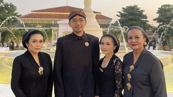 Ketika Prilly Latuconsina dan Raline Shah Malam 1 Suro di Pura Mangkunegaran