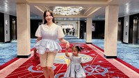 Gemas! Nagita Slavina dan Lily Pakai Baju Kembaran Nih