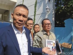 Rismon Temui Jokowi, Bawakan Buku Otentikasi Ijazah Joko Widodo